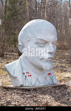 Monument blanc de Lénine de parc de Razliv lake, Russie Banque D'Images