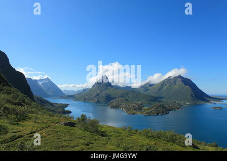 La randonnée dans les montagnes des Alpes à l'heure d'été en Vesterålen sans petrole, dans le nord de la Norvège, l'obtention d'une belle vue sur le fjord bleu et vert des montagnes Banque D'Images