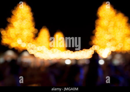 Bokeh flou abstrait de parc d'attractions avec remplissage arbre avec lampe de nuit Banque D'Images