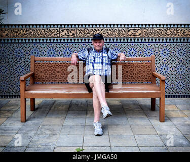 ,Berlin Marzahn.jardins du monde Botanic garden,Gärten der Welt. Le thème du Jardin Oriental arabe,un homme âgé est assis sur un banc, bleu et blanc 600x600 Banque D'Images