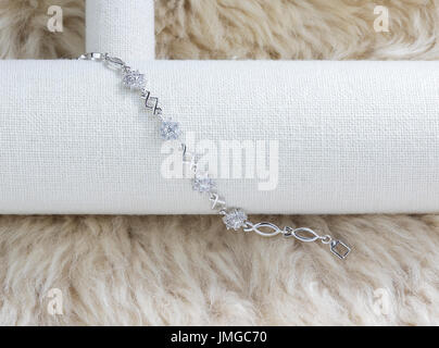 Magnifique bracelet diamant afficher sur le tapis de fourrure Banque D'Images