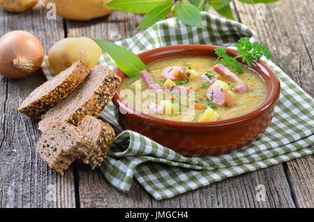 Soupe de pommes de terre fraîchement faite avec bacon et saucisses wheels Banque D'Images