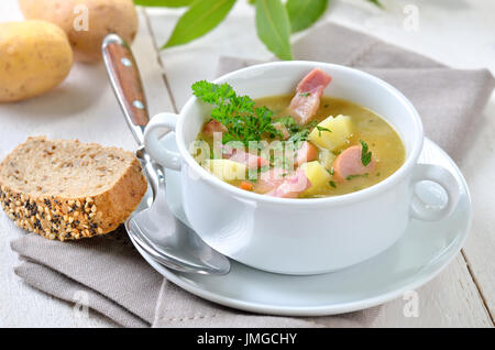 Soupe de pommes de terre fraîchement faite avec bacon et saucisses roues, accompagnées de pain Banque D'Images