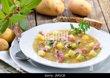 Soupe de pommes de terre fraîchement faite avec bacon et saucisses roues, accompagnées de pain Banque D'Images