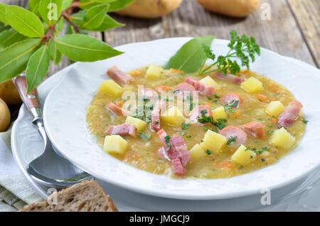 Soupe de pommes de terre fraîchement faite avec bacon et saucisses roues, accompagnées de pain Banque D'Images