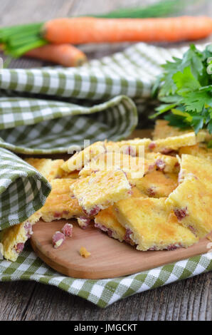 Soupe aux autrichiens et allemands add-ins, appelées "choeberl', faites des oeufs et du beurre (salé) biscuit avec du jambon ou du bacon, surtout servi dans un bouillon Banque D'Images