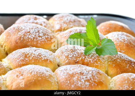 Boulettes de pâte de levure autrichien doux farci de confiture d'abricots ou de prunes Banque D'Images
