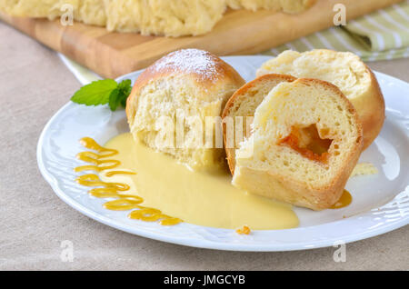 Boulettes de pâte de levure autrichien doux farci de confiture d'abricots ou de prunes Banque D'Images