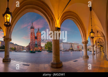 Cracovie. Droit de place du marché de Cracovie, Pologne pendant le lever du soleil. Banque D'Images