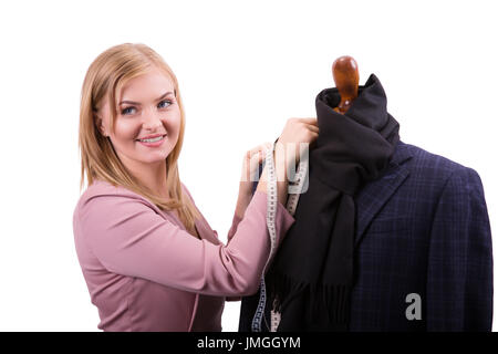 Freelancer - designer de mode ou sur mesure de travailler sur un projet de conception ou, elle prend la mesure sur un mannequin couturière isolé sur fond blanc Banque D'Images