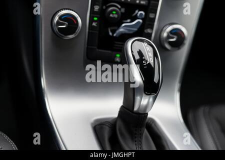 Gros plan sur le levier de vitesses automatique en voiture moderne Banque D'Images