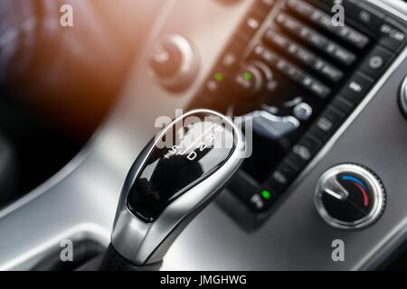 Gros plan sur le levier de vitesses automatique en voiture moderne Banque D'Images