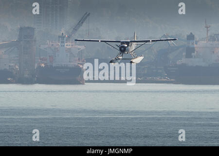 Vintage saltspring air de Havilland Beaver hydravion atterrissage dans le port de Vancouver, Colombie-Britannique, Canada. Banque D'Images