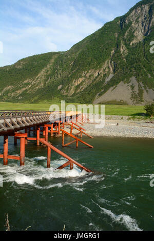 Pont. Bashkaus rivière coule entre les collines en montagnes de l'Altaï. République de l'Altaï, en Sibérie, Russie Banque D'Images