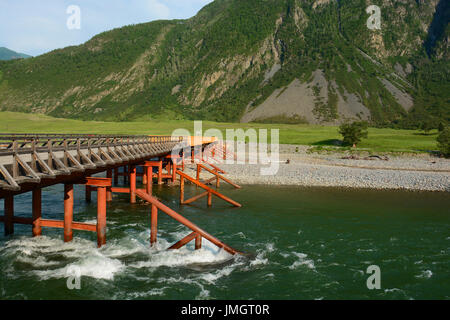 Pont. Bashkaus rivière coule entre les collines en montagnes de l'Altaï. République de l'Altaï, en Sibérie, Russie Banque D'Images