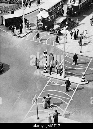 Début de l'utilisation de balises Belisha, les feux de circulation et des passages pour piétons, Trafalgar Square, Londres Banque D'Images