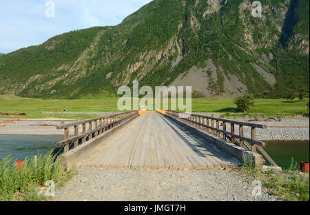 Pont. Bashkaus rivière coule entre les collines en montagnes de l'Altaï. République de l'Altaï, en Sibérie, Russie Banque D'Images