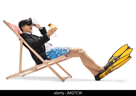 Businessman avec un cocktail assis dans une chaise longue et à l'aide d'un casque VR isolé sur fond blanc Banque D'Images