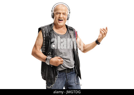 Personnes âgées punk portant des écouteurs et playing air guitar isolé sur fond blanc Banque D'Images