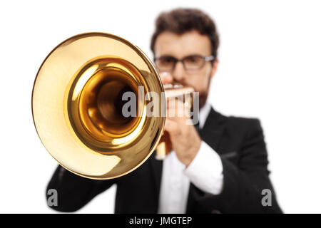 Trumpet player isolé sur fond blanc Banque D'Images