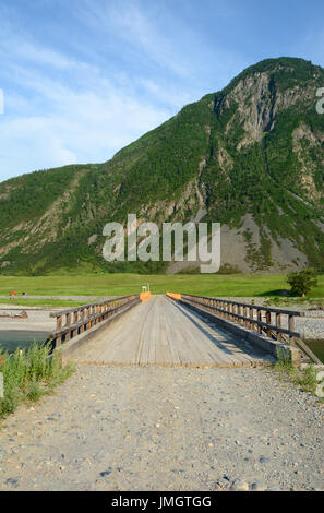 Pont. Bashkaus rivière coule entre les collines en montagnes de l'Altaï. République de l'Altaï, en Sibérie, Russie Banque D'Images