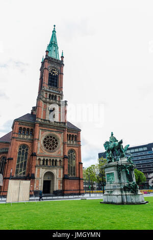 St John church (Johanneskirche) style de l'Historicisme avec personnes à pied et la statue de l'empereur Guillaume I face à Dusseldorf, Allemagne Banque D'Images