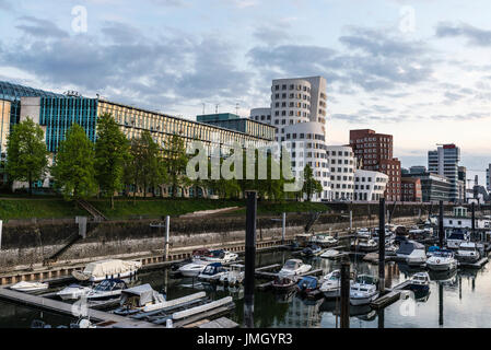 Neuer Zollhof bâtiments de port des médias. Le complexe a été conçu par l'architecte américain Frank Gehry à Dusseldorf, Allemagne Banque D'Images