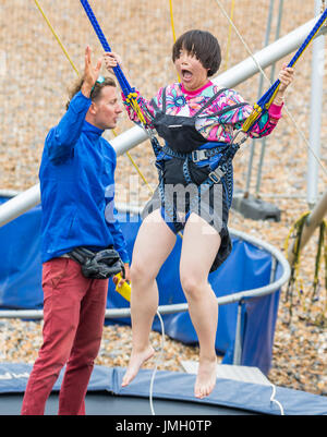 Trampoline Saut. Jeune japonaise s'amuse sur un trampoline Bungee Jump. Banque D'Images