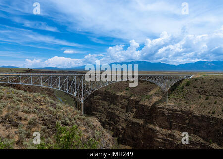 Le Rio Grande Gorge Bridge près de Taos, Nouveau Mexique, USA ; Le Rio Grande Gorge Bridge a été l'ensemble pour le tournage de plusieurs films. Banque D'Images