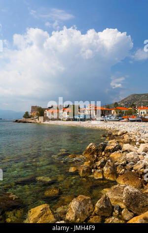 Plage de Pythagorio ville sur l'île de Samos, en Grèce. Banque D'Images