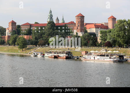 Château de Wawel au-dessus de la Vistule à Cracovie (Pologne). Prises 28.06.2017. Le château de Wawel est l'ancienne résidence des rois polonais à Cracovie. Le parc du château se situent sur une colline au-dessus de la Vistule. Photo : Jan Woitas/dpa-Zentralbild/ZB | conditions dans le monde entier Banque D'Images