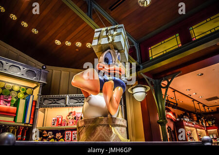 Donald Duck transportant des cadeaux dans le magasin à Hong Kong Disneyland Banque D'Images