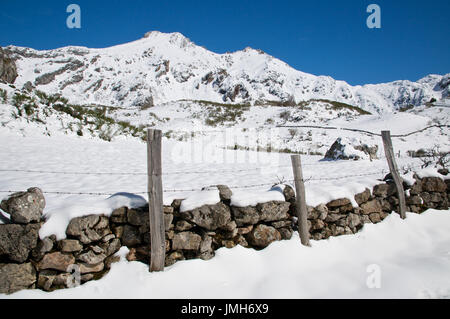 Une vue panoramique de neige en un jour clair de clôtures et de montagnes autour de Valle del Lago au Parc Naturel de Somiedo (Asturies, Espagne) Banque D'Images