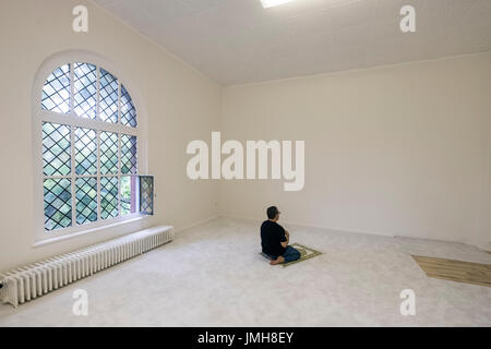 Homme qui prie à l'intérieur de la mosquée Ibn Rushd-Goethe à St Johannis Church à Berlin. Fondée par Seyran Ates, c'est une mosquée libéral ouvert à la fois les hommes et les femmes. Banque D'Images