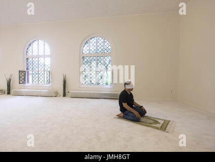 Homme qui prie à l'intérieur de la mosquée Ibn Rushd-Goethe à St Johannis Church à Berlin. Fondée par Seyran Ates, c'est une mosquée libéral ouvert à la fois les hommes et les femmes. Banque D'Images