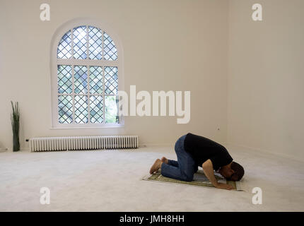 Homme qui prie à l'intérieur de la mosquée Ibn Rushd-Goethe à St Johannis Church à Berlin. Fondée par Seyran Ates, c'est une mosquée libéral ouvert à la fois les hommes et les femmes. Banque D'Images