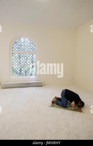 Homme qui prie à l'intérieur de la mosquée Ibn Rushd-Goethe à St Johannis Church à Berlin. Fondée par Seyran Ates, c'est une mosquée libéral ouvert à la fois les hommes et les femmes. Banque D'Images