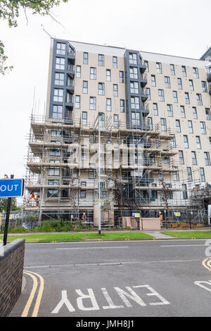 Jardins ouvriers à Kennedy high rise appartements en Billingham,Teesside, Angleterre, retrait des portes après vérification dans le service d'incendie de la tour de Grenfell Banque D'Images