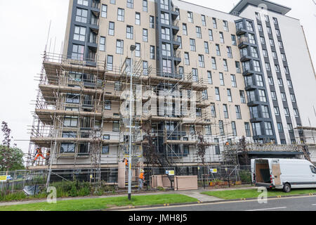 Jardins ouvriers à Kennedy high rise appartements en Billingham,Teesside, Angleterre, retrait des portes après vérification dans le service d'incendie de la tour de Grenfell Banque D'Images