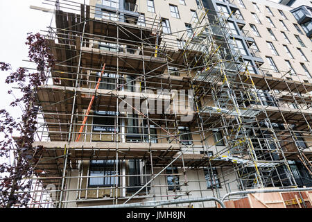 Jardins ouvriers à Kennedy high rise appartements en Billingham,Teesside, Angleterre, retrait des portes après vérification dans le service d'incendie de la tour de Grenfell Banque D'Images