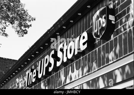 La signalisation pour The UPS Store, un magasin d'expédition et d'impression dans la région de la baie de San Francisco la ville de San Ramon, Californie, le 26 juin 2017. Banque D'Images