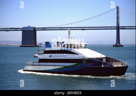 La compagnie de Ferry de la baie de San Francisco la Taurus navire est visible dans la baie de San Francisco, avec le Bay Bridge dans le fond, sur une journée ensoleillée à San Francisco, Californie, le 13 juin 2017. Banque D'Images