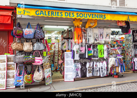 PARIS, FRANCE - Le 6 juin 2012 : un magasin de souvenirs à Montmartre à Paris. Banque D'Images