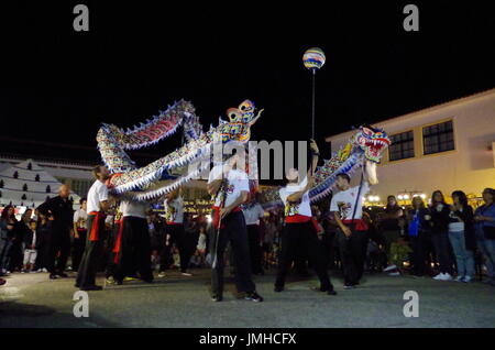 Danse du dragon chinois traditionnel au festival : Mercado das Culturas. Dans la région de Lagoa, Algarve, Portugal Banque D'Images