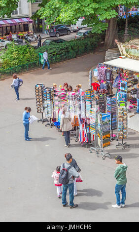 PARIS, FRANCE - Le 6 juin 2012 : d'une boutique de souvenirs à Montmartre à Paris. Banque D'Images