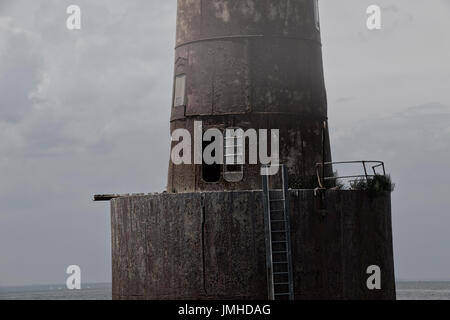 Porte phare dans la brume Banque D'Images