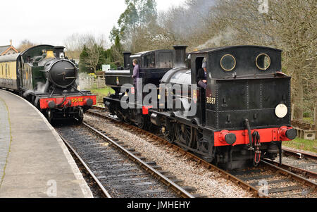 Pas de réservoir de pannier GWR 1369 Beattie et aucun réservoir bien 30587 accouplées à Totnes Riverside station, comme GWR 2-6-2T No 5542 arrive à la plate-forme. Banque D'Images