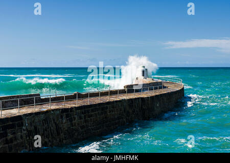 Portreath Harbour et Plage, côte ouest de Cornwall dans le début de l'été Banque D'Images