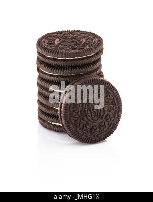 Pile de biscuits au chocolat rempli de crème fraîche isolé sur fond blanc Banque D'Images