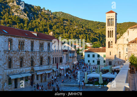 Les touristes dans le port de hvar pendant l'incroyable coucher du soleil dans la vieille ville de Hvar. principal pjaca place en face de la cathédrale St Stephen. Banque D'Images